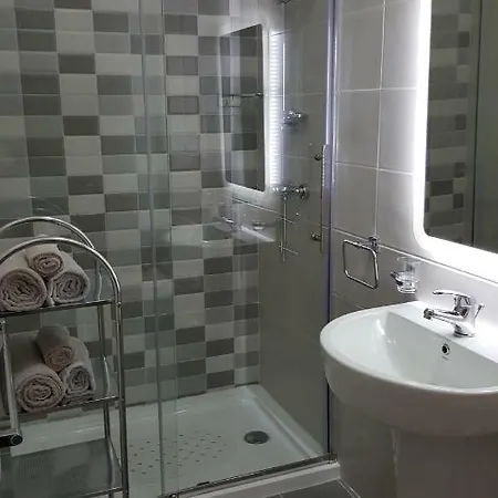 New 2 Bedroom Apt 3 Mins To Seafront, Free Wifi *