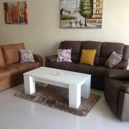 New 2 Bedroom Apt 3 Mins To Seafront, Free Wifi דירה *